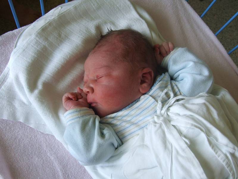 MICHAL ŽÁK, narozen 5.6.2008, Opavice, váha 4 kg, míra 51 cm, maminka Alena Janušová, tatínek Jaroslav Žák.