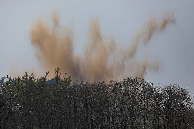 Odpal nevybuchlé letecké pumy z období druhé světové války. Nález si vyžádal uzavření a evakuaci obce Sosnová, 1. května 2021.
