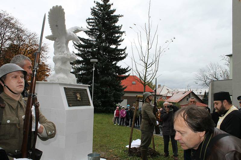 Rumunský letec Gheorghe Bănciulescu (1898-1935) byl první pilot na světě, který vzlétl s protézami místo nohou. Pomník v rýmařovské nemocnici připomíná tým dr. Julia Boeseho, který na podzim roku 1926 pilotovi zachránili život.