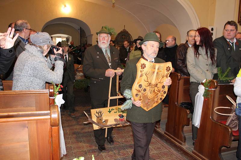 V Třemešné se uskutečnila svatohubertská mše. Její součástí byla ukázka starého rituálu, přijímání mezi myslivce formou pasování.