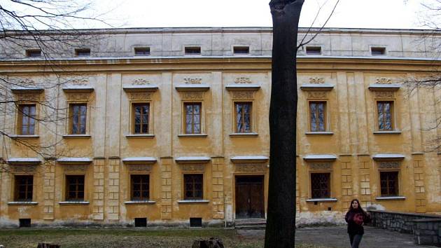 Zámek ve Slezských Rudolticích původně stát slíbil bezplatně převést na obec, pak si ale vše rozmyslel a chtěl jej prodat. 