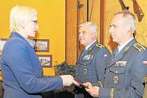 Brigádní generál Petr Hromek z Krnova při přebírání personálního rozkazu z rukou ministryně.
