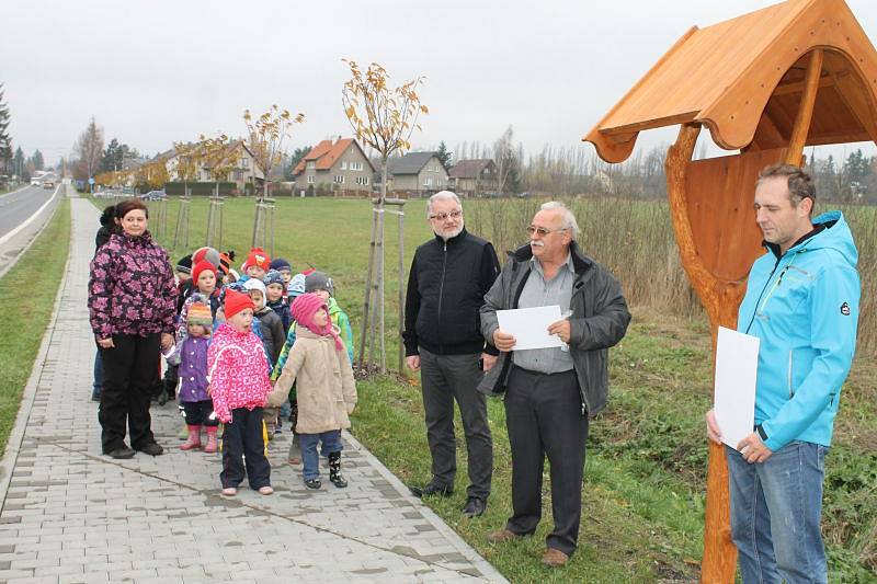 Padesátá rovnoběžka protíná obec Staré Město. V pondělí 10. listopadu instalovali zástupci obce u chodníku a sakurové aleje vedle silnice z Bruntálu informační sloupek, který právě na padesátou rovnoběžku upozorňuje.