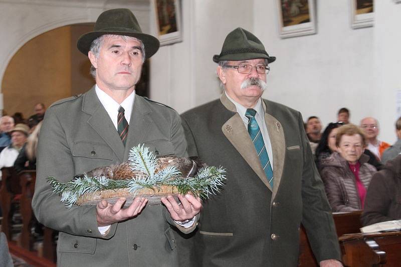 V sobotu 8. října proběhla svatohubertská mše v kostele Nejsvětější trojice v Malé Morávce. Stalo se pravidlem, že na této akci nechybí přehlídka z myslivecké praxe a především ukázka tradic a zvyků. K těm patří i obřad přijímání za myslivce pasováním.