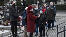 Pohřeb Vladimíra Bluchy provázely nejen roušky, rozestupy a omezený počet míst ve smuteční síni, ale také slezská hymna.