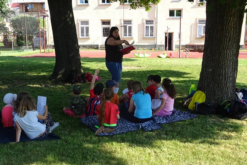 Osvětovou kampaň uspořádali Doučovací klub Armády spásy a Základní škola Dvořákův okruh v rámci projektu Společný rozvoj inkluze v Krnově.