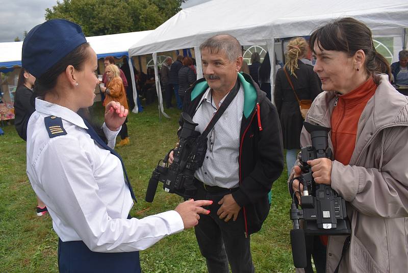 Manžele Aleše a Alenu Sýkorovi ze Studia Láryšov většinou potkáte ověšené fotoaparáty a kamerami.