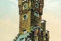 Stará rozhledna na Pradědu měla romantickou podobu staré hradní věže.