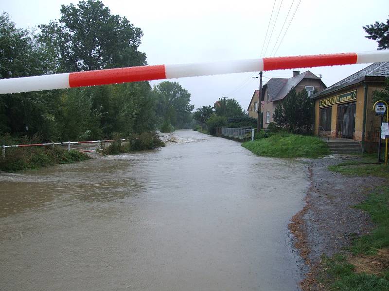 Porovnejme současnou situaci s archivními snímky z Opavice. Autobusová zastávka a zábradlí jsou dnes na stejném místě jako při povodních v roce 2007.