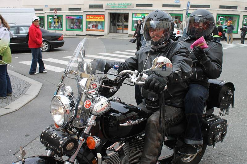 Benzín voněl a motory burácely o víkendu v centru Bruntálu, kam se sjeli motorkáři, aby společně oficiálně zahájili letošní jezdeckou sezonu.