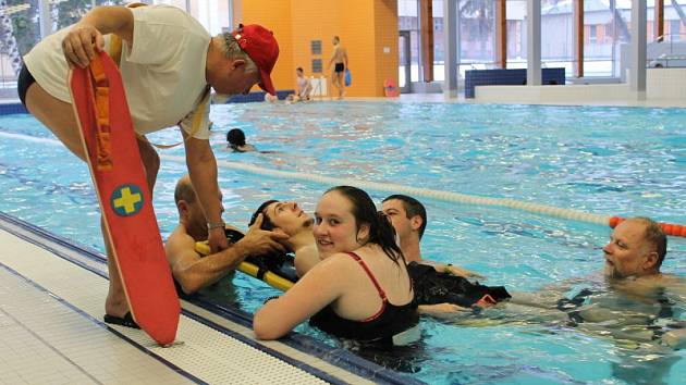 Pozdvižení vyvolávali bruntálští vodní záchranáři v bruntálském wellness centru. Plavci se dost divili, když se pustili do záchrany mladíka z velkého bazénu.