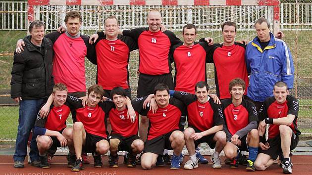 Házenkářský tým Sokola Krnov v sezoně 2010/2011. Hráči, kteří v sezoně podávali velmi dobré výkony a byli postrachem favoritů, bohužel zažili i trpký konec házené v Krnově.