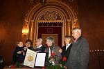 DOJEMNÉ SETKÁNÍ v krnovské synagoze. Profesor Alexander Fried (druhý zleva) s potomky manželů Belánikových, kteří ho ukrývali v roce 1944. Titul Spravedlivý mezi národy převzali za své rodiče Marie Přádková, Olga Zapletalová, Antonie Vojtková a Eduard Bel