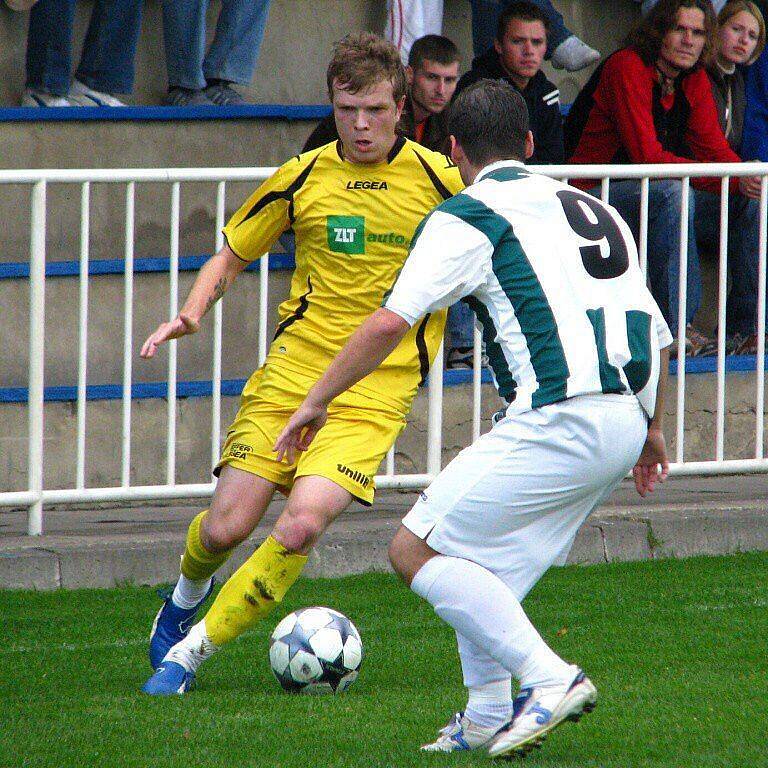 Utkání 9. kola krajského přeboru v Krnově s Čeladnou. Favorizovaní hosté v Krnově prohráli 1:2.