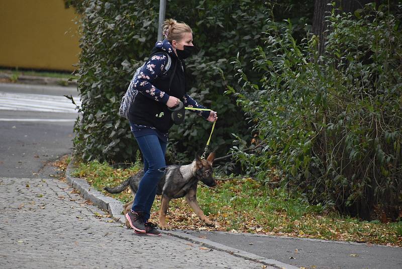 Krnované 21. října 2020 poctivě nasadili roušky a respirátory. Stávají se běžnou součástí výbavy také u cyklistů.