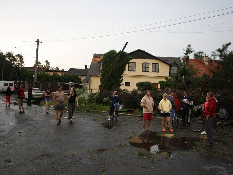 Následky ničivého tornáda na Krnovsku, červen 2013.