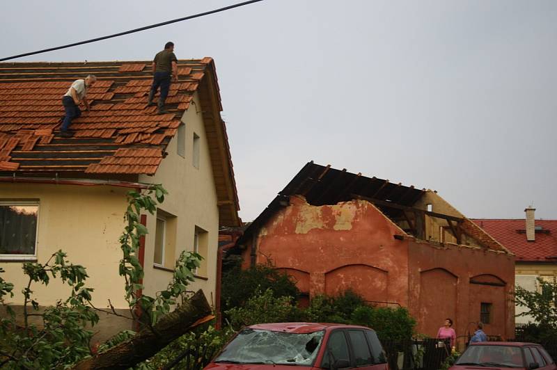 Následky ničivého tornáda na Krnovsku, červen 2013.