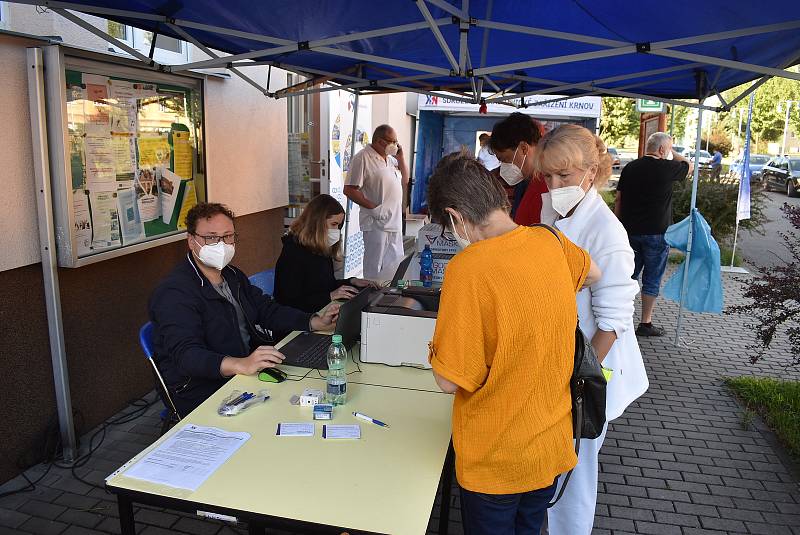 Osoblaha 3. srpna 2021. Občané čekali ve frontě na otevření mobilního očkovacího střediska na osoblažském náměstí. Kolem deváté hodiny už jich bylo naočkovaných přes 60. .