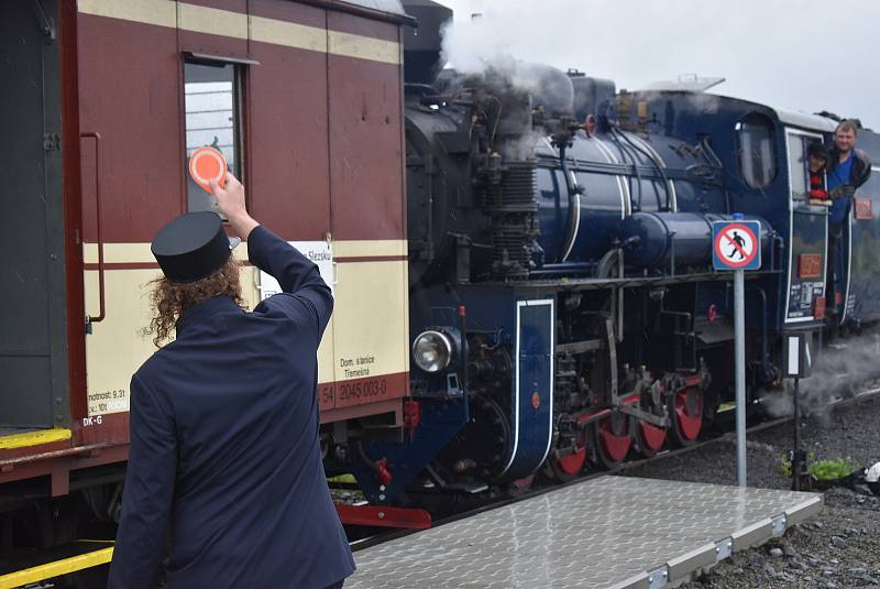 Malý štokr po generální opravě parního kotle a odstranění technické závady už zase šlape jako hodinky. Na úzkokolejce Osoblažce vás o prázdninách sveze každou sobotu i neděli.