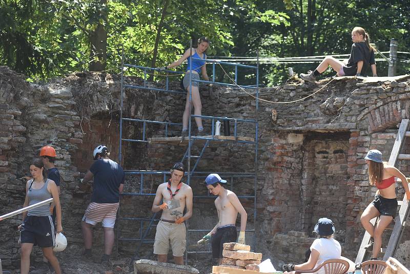 V Janovicích u Rýmařova se belgičtí skauti pustili do oprav zdi v areálu Harrachova zámeckého pivovaru. Léto 2022.