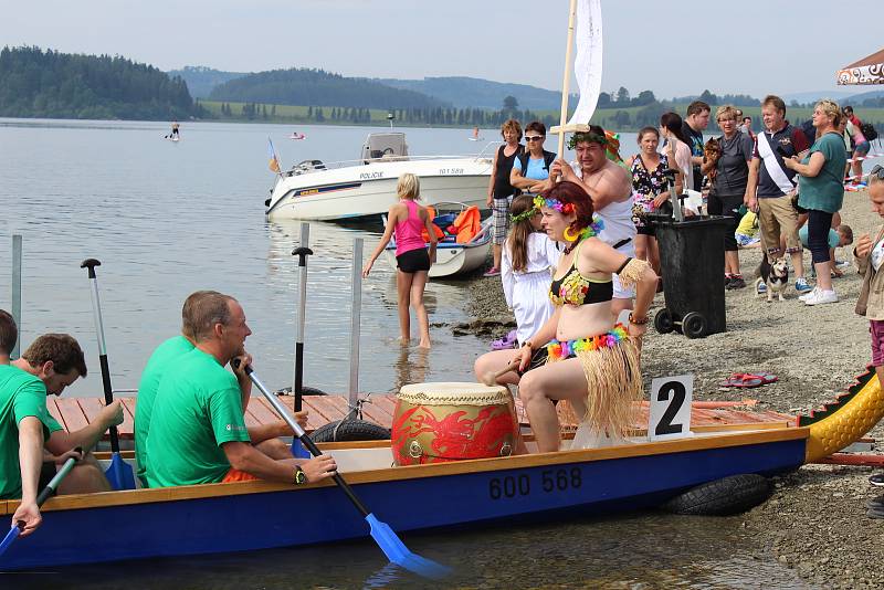 Závody dračích lodí na Slezské Hartě.