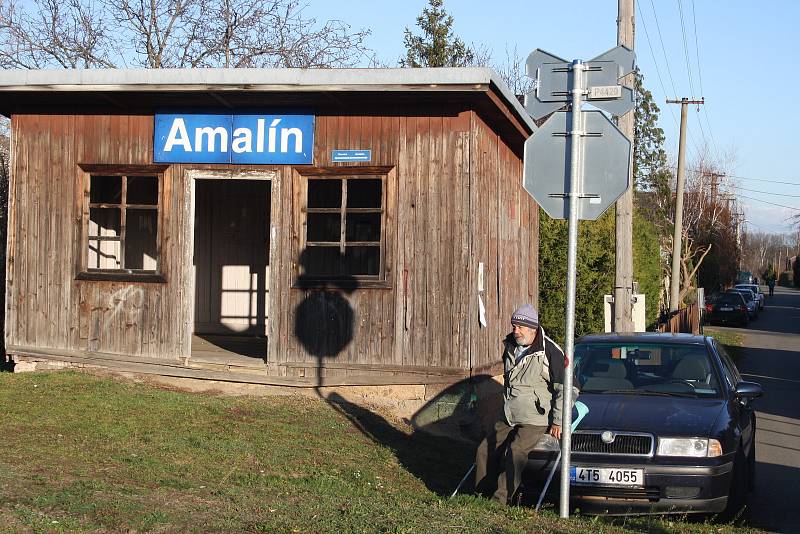 Tato čekárna na zastávce v Amalíně se už stala minulosti. Dosloužila. Zůstala už jen na fotkách fanoušků úzkokolejky Osoblažky.