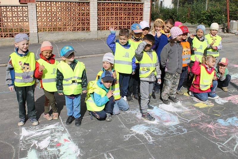 Školní a předškolní výuku si zpestřili žáci bruntálského Petrinu a děti ze všech šesti místních mateřských škol ve čtvrtek 12. září vymalováním silnice ve Školní ulici. Prostor před školou zdobila sluníčka, veselé postavičky i zvířátka.