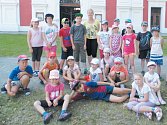 Skupina dětí, která strávila týden na příměstském táboře krnovského Střediska volného času Méďa, si užila pestrý program. Jedním z výletních cílů byl Cvilín.