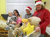 Ludvík Gregárek před Vánoci osobně rozdává hračky dětem v nemocnici.