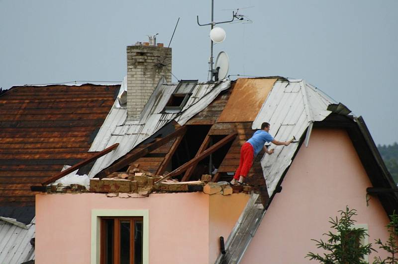 Silná bouřka, doprovázená údajně tornádem, napáchala velké škody.