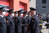 Letos je předávání medailí hasičkám a hasičům HZS MSK komornější – jen podle okresů a bez diváků. Zde opavští hasiči.