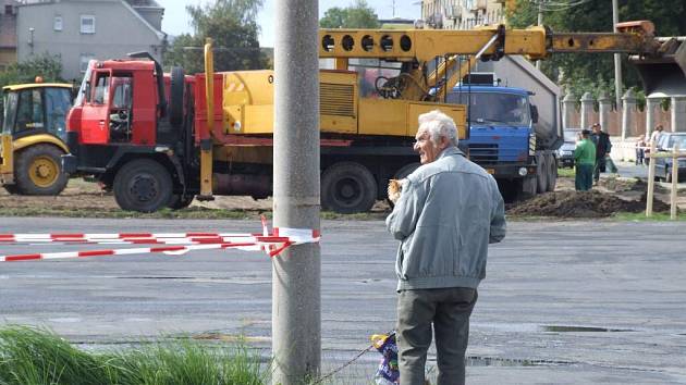 Bezplatně budou moci řidiči parkovat na nově zrekonstruovaném parkovisti před nemocnicí.