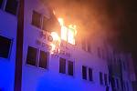 Devět jednotek hasičů zasahovalo v sobotu 27. listopadu 2021 večer v Bruntálu u požáru v pokoji třetího, tedy nejvyššího patra zdejšího hotelu Montenegro.