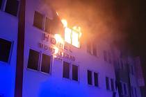 Devět jednotek hasičů zasahovalo v sobotu 27. listopadu 2021 večer v Bruntálu u požáru v pokoji třetího, tedy nejvyššího patra zdejšího hotelu Montenegro.
