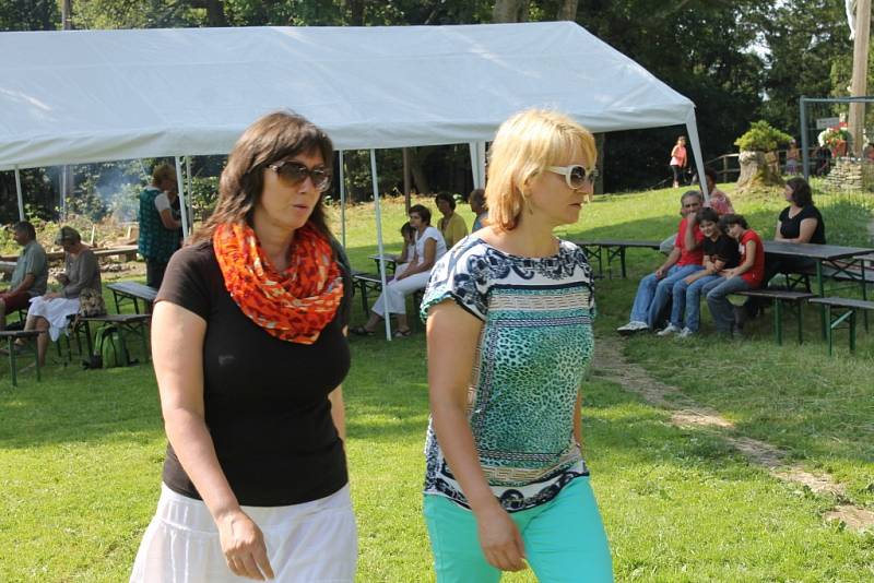 Křížovou cestou proudili na svátek svaté Anny ke stejnojmennému kostelu na Annabergu nad Andělskou Horou poutníci, aby si vyslechli mši svatou duchovního správce Marka Žukowského. 