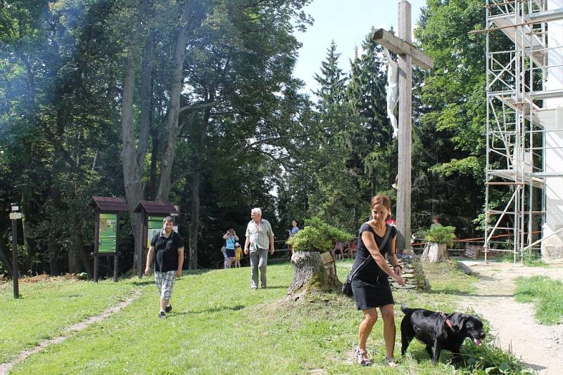 Křížovou cestou proudili na svátek svaté Anny ke stejnojmennému kostelu na Annabergu nad Andělskou Horou poutníci, aby si vyslechli mši svatou duchovního správce Marka Žukowského. 