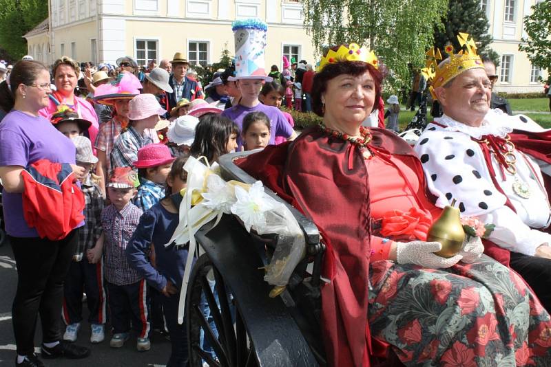 Studentům patřilo v pátek 15. května centrum Bruntálu. Zejména těm, kteří si pořídili vlastní pokrývku hlavy, protože šlo o Kloboukový majáles.