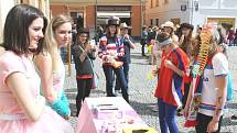 Studentům patřilo v pátek 15. května centrum Bruntálu. Zejména těm, kteří si pořídili vlastní pokrývku hlavy, protože šlo o Kloboukový majáles.