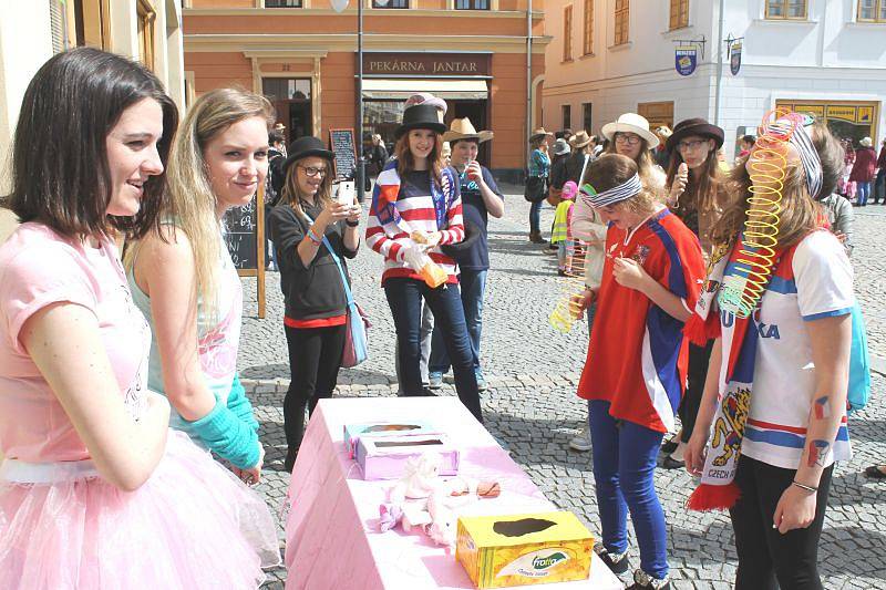 Studentům patřilo v pátek 15. května centrum Bruntálu. Zejména těm, kteří si pořídili vlastní pokrývku hlavy, protože šlo o Kloboukový majáles.