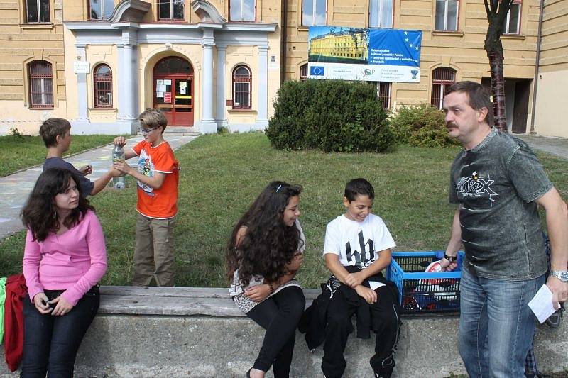 Školní a předškolní výuku si zpestřili žáci bruntálského Petrinu a děti ze všech šesti místních mateřských škol ve čtvrtek 12. září vymalováním silnice ve Školní ulici. Prostor před školou zdobila sluníčka, veselé postavičky i zvířátka.