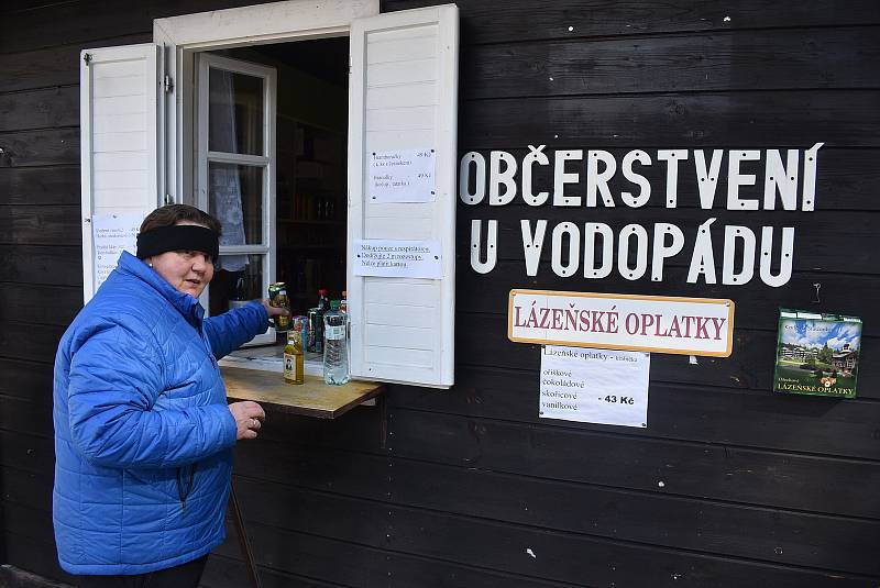 Nejdostupnější vodopád je v Karlově Studánce hned vedle parkoviště. Byl postaven koncem 19. století pro potěšení lázeňských hostů.