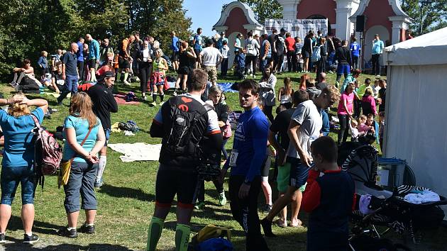 Na Cvilíně bylo v sobotu pořádně živo. Fanoušci povzbuzovali běžce do schodů, a svatebčané vítali ženicha s nevěstou na traktoru.