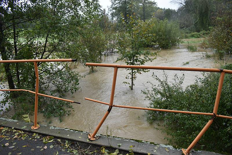 Situace na Osoblažsku je specifická tím, že se rozvodnila nejen řeka Osoblaha, ale i drobné potůčky a příkopy. Voda se valí po polních a  lesních cestách a vytváří laguny.