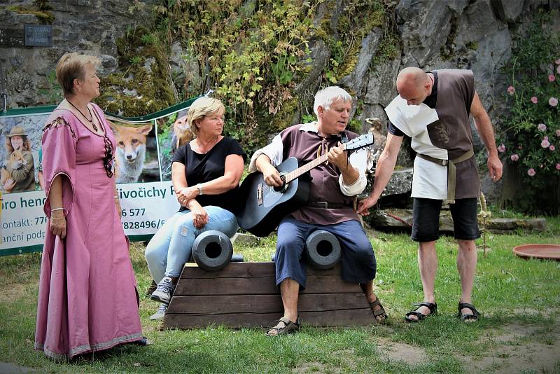 V sobotu se na hradě Sovinci na okraji Moravskoslezského kraje konala velkolepá historická akce pro veřejnost s názvem Slavnosti pánů ze Sovince. Kromě natěšených diváků se jí zúčastnilo několik skupin historického šermu, divadelníků, komediantů, kejklířů