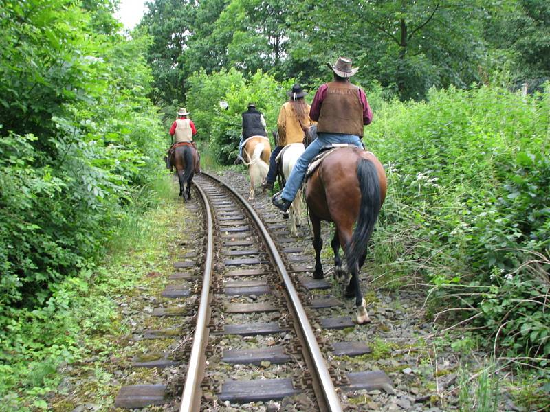 Fajné léto na osoblažské úzkokolejce slibuje 13. července dvě parní lokomotivy místo jedné a přepadení vlaku desperáty ve westernovém stylu.