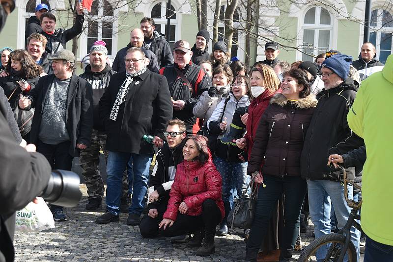 Fanoušci Lubomíra Volného si nakoupili v krnovském Albertu a pak vyrazili s lízátky na společnou procházku.