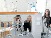 Studenti pedagogické a zdravotnické školy v Krnově mohou využívat novou chemickou laboratoř. Díky modernizaci prošla významnou proměnou.