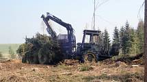 Harvestor v lesích u Lomnice začal hořet kvůli technické závadě.