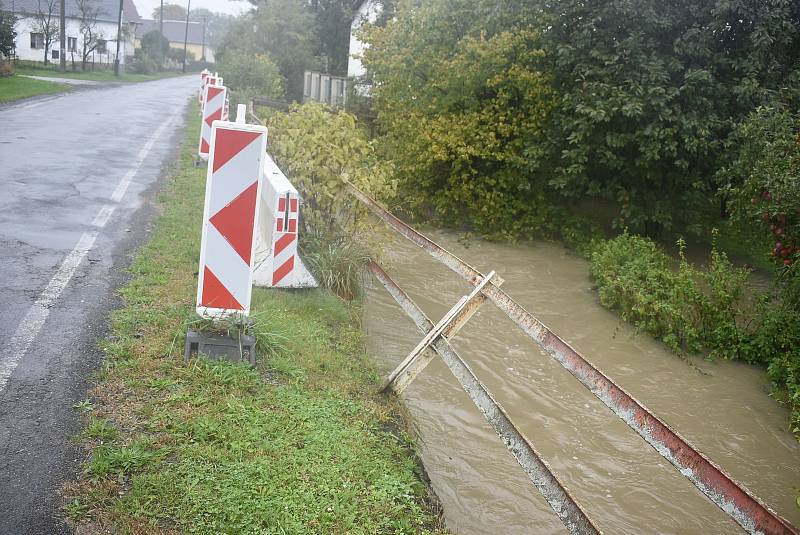 Situace na Osoblažsku je specifická tím, že se rozvodnila nejen řeka Osoblaha, ale i drobné potůčky a příkopy. Voda se valí po polních a  lesních cestách a vytváří laguny.