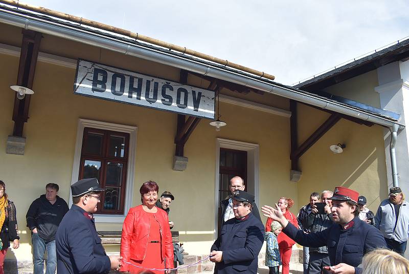 Starosta Slezských Rudoltic Mojmír Pargač a starostka Bohušova Jarmila Schnaubeltová v den komunálních voleb 24. 9. 2022 otevírali krásně opravená nádraží na úzkokolejce Osoblažce. Oba svůj mandát bez problémů obhájili.